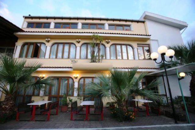 Hotel All'Antico Pozzo Barcellona-Pozzo di Gotto Ngoại thất bức ảnh