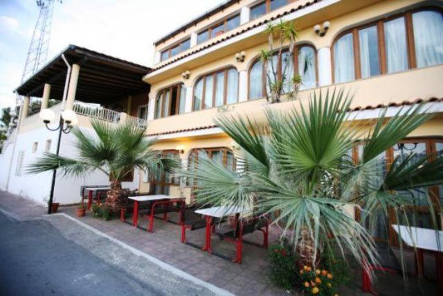 Hotel All'Antico Pozzo Barcellona-Pozzo di Gotto Ngoại thất bức ảnh