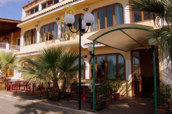 Hotel All'Antico Pozzo Barcellona-Pozzo di Gotto Ngoại thất bức ảnh